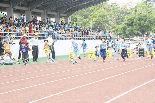 金門縣金城學區106學年度中小學聯合田徑賽運動會在縣立運動場展開競技,參賽選手在各項比賽中全力以赴、爭取佳績。(莊煥寧攝)