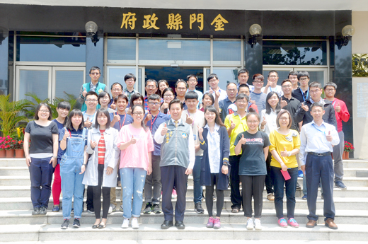 縣長陳福海昨在人事處專員薛永固陪同下,接見106年地方特考錄取分發本縣職缺的36位新進同仁,同時與大家在縣府大門口合影親切互動。(翁維智攝)