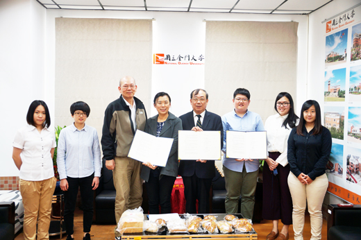 金大食品系畢業女生,與母校簽訂技術移轉合約,實踐經營「玫瑰園」烘焙坊的夢想。(許加泰攝)