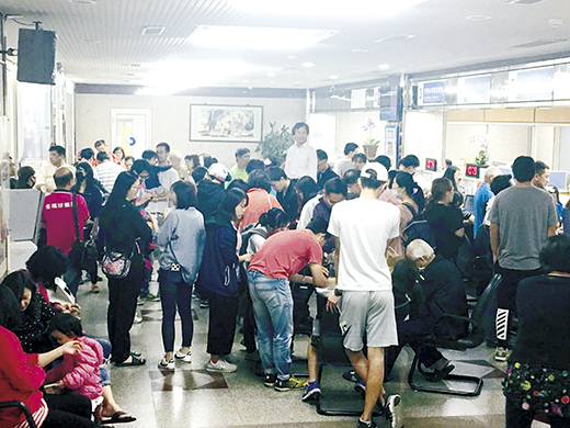 公教299/499雙飽優惠專案,中華電信金門營運處湧現爆量人潮。(許加泰攝)