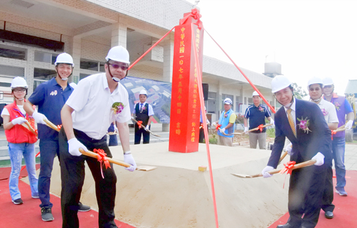 金沙鎮安瀾國民小學中棟教學大樓拆除重建工程昨日舉行開工動土典禮，縣長陳福海、副議長謝東龍等貴賓到場循禮上香祝禱及持鏟動土，祈祝工程順利、如期如質完工。（陳麗妤攝）