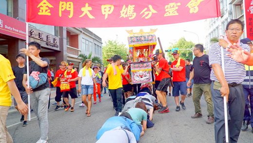 大甲媽參加城隍繞境,民眾鑽轎腳。(許峻魁攝)