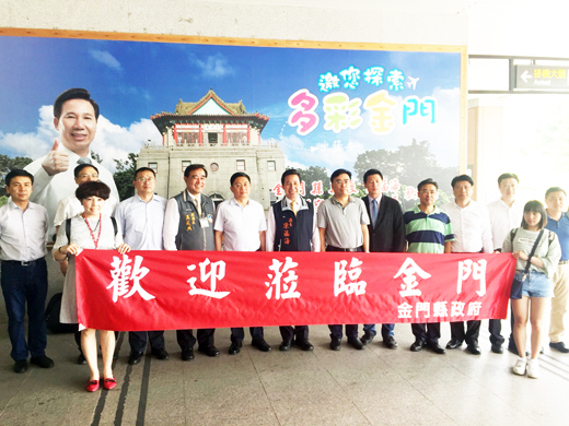 南京市書記張敬華一行抵金門考察交流,縣長陳福海親自到機場接機,並在吳成典陪同下走訪參觀金門酒廠,品嚐高粱酒。(李金鎗攝)(喝酒不開車)