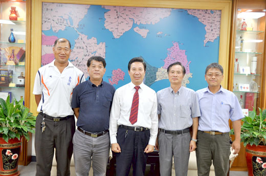 縣長陳福海昨接見榮獲內政部107年度特優村里長陳文顧,以及榮獲績優民政人員的林長固、李正德、莊友銅,肯定他們為民服務的表現。(李增汪攝)