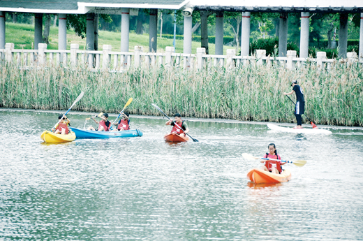 為培養學生水域運動,金城國中於7月1日至6日辦理兩梯次風帆與獨木舟體驗營,吸引許多學生報名參與,體驗划獨木舟和操作風帆的樂趣。(李增汪攝)