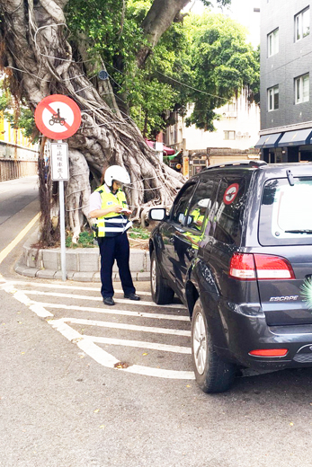 金城分局員警加強交通槽化線上違規停車的勸導取締。(金城分局提供)