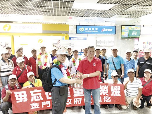 老兵返金遊 喝酒沒在怕 對喝沒輸過
金門縣政府配合823砲戰60週年紀念,推出「2018戰地主題推廣活動-老兵召集令獎勵計畫」號召老兵返金旅遊,獲得老兵熱烈響應。(縣府觀光處提供)