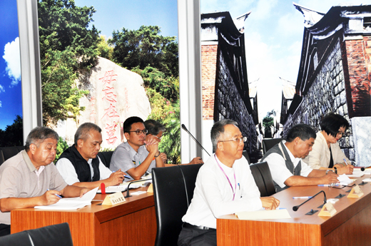 金門縣高齡友善城市107年度第一次推動委員會議,包括學者專家、各分組召集人和縣府各局處主管委員近30人出席與會。(翁維智攝)