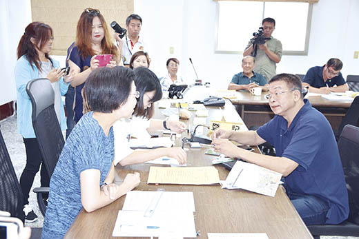金門縣議會前議長謝宜璋昨完成登記,投入金門縣第七屆縣長選舉,將以一顆堅定的心,打開「金門黃金大門」。(楊水詠攝)
