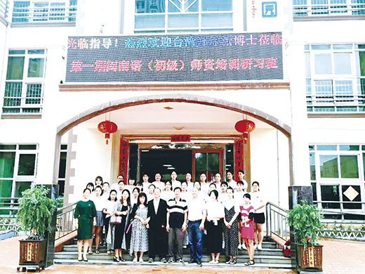 兩岸首次聯合舉辦閩南語師資培訓,金門方言專家鄭藩派應邀赴廈開講,並與學員合影。
(金門縣閩南文化協會提供))
