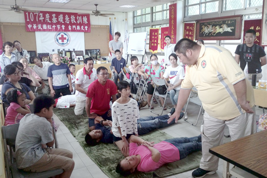 金門縣紅十字會一連兩天辦理「急救員訓練班」，參與的學員在許乃泮教練的指導下，認真學習各項急救常識與技能。（金門紅十字會提供）