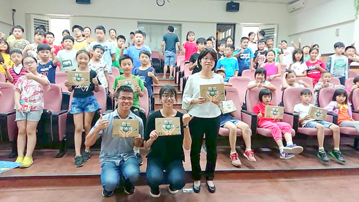 「救世愛地球,運算思維在何浦」三位屏東大學研究生黃婉禎、王厚生及何佳縈到何浦國小分享環保議題及桌遊體驗。
(何浦國小提供)