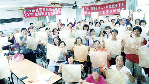 天然染課程,關懷據點學員們開心展示自己的創作。(生命線提供)