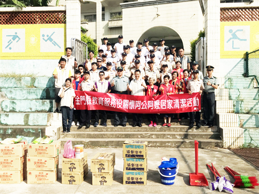 地區教育役男協助地區獨居長者清理住家環境周遭。（校外會提供）