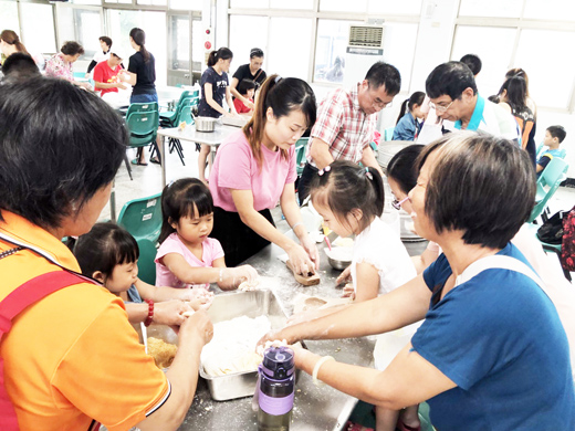 寧中小親師座談會安排班導師經營理念發表及親子作粿體驗活動。(李金鎗攝)