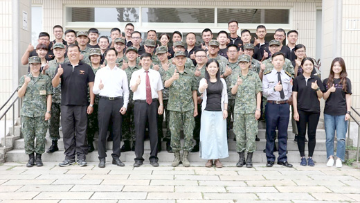 國立清華大學金門教育中心舉辦107學年度第二屆新生訓練，師生合影。
（許加泰攝）