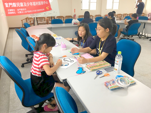 金門縣兒童及少年福利服務中心少星志工隊,假日前進社區服務,設計關卡帶兒童及家長動手體驗,在服務中學習,彼此共度美好時光。(金門縣兒童及少年福利服務中心)