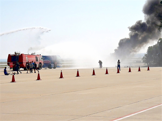 金門航空站年度空難演習，模擬災難現場救災情況。
（許峻魁攝）
