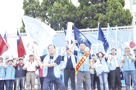 在滿場支持者的激情吶喊和國民黨動員力挺下,國民黨提名金門縣長候選人楊鎮浯競選總部昨在國民黨黨部前廣場熱鬧成立。(翁維智攝)