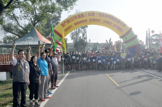 全民休閒路跑嘉年華活動在雙鯉古地關帝廟前開跑，吳成典、唐麗輝、陳成勇等人主持鳴槍起跑。（李金鎗攝）
