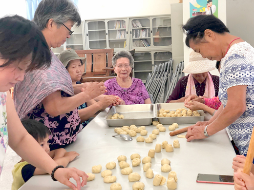金寧鄉樂齡學習中心假昔果山社區辦理「好食在系列-蛋黃酥製作」活動。(李金鎗攝)