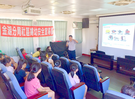 金湖分局第一組組長廖建棠至述美國小宣導交通安全觀念。(金湖分局提供)