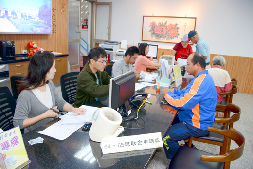 金門縣民國六十四及六十五年次已服義務役役男慰助金發放申請作業自昨起開始受理申請,縣府民政處在縣府一樓服務台設置單一窗口,接受申請服務。(楊水詠攝)