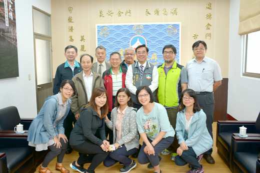 全國建築師公會理事長鄭宜平一行昨至金門縣政府拜會,副縣長吳成典接見及歡迎到訪和合影。(楊水詠攝)