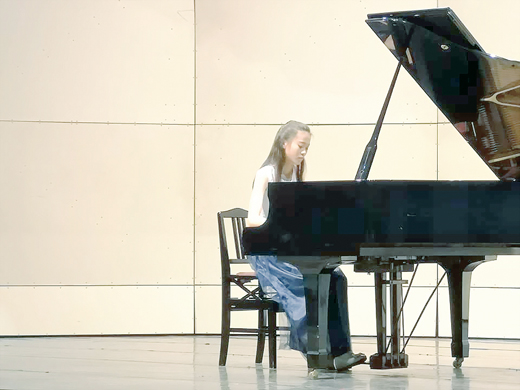 中小學學生鋼琴比賽，參賽選手在台上展現平日練習的成果。（詹宗翰攝）