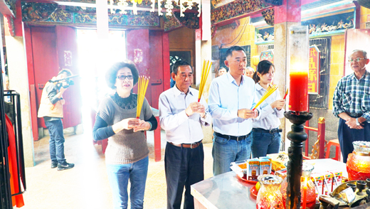 楊鎮浯與父母太太一同上香，向神明祈福。（許峻魁攝）