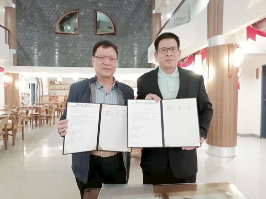 金門大學校長陳建民（右）和陸島酒店董事長吳椿江共同簽訂合作意願書，提供學生實習機會。
（許加泰攝）