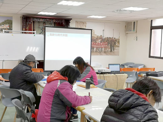 民眾填寫履歷參與寶雅在金門就業中心的徵才。(詹宗翰攝)
