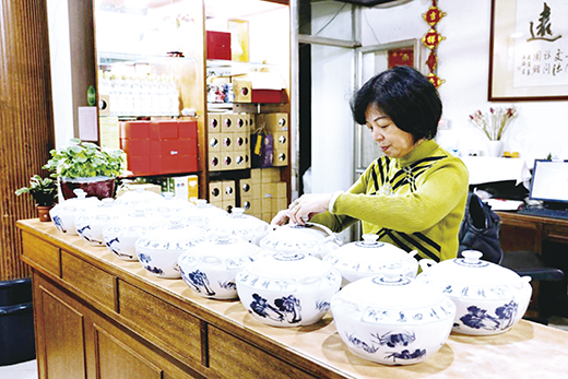 金門陶瓷廠出產的「陶瓷汽鍋」，在台中新社花海展出意外爆紅，引發民眾搶購熱潮。（陶瓷廠提供）