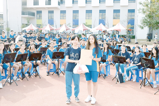 本縣金城國中管樂團在台南金城國中校慶活動上和該校管樂團共同演出。（金城國中提供）