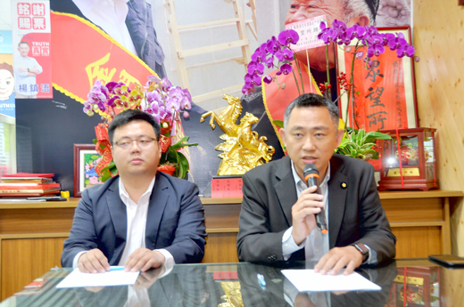 就任金門縣縣長前夕,楊鎮浯昨偕縣長室主任陳志斌(圖左)召開記者會,公布首波小內閣名單。(翁維智攝)