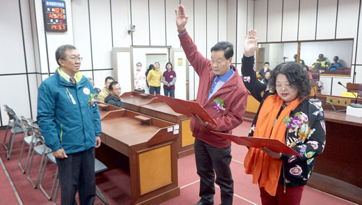 金城鎮代表昨日正式就職，新任主席陳天成（中）、副主席蘇碧浯（右）宣誓就職。（許峻魁攝）
