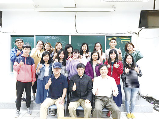 教育部核發新台幣300萬元,獎助國立清華大學金門教育中心創設兩年來為離島高等教育做出貢獻。該校總監教授李金振(前排中)、教科系副主任王為國(前排右一)與清大課程與教學碩士在職學位班同學合影留念。(國立清華大學金門教育中心提供)