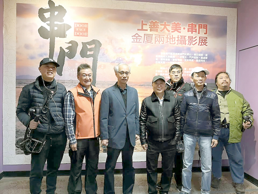「串門」攝影展,以影像紀錄側面描繪兩地居民的日常生活。攝影師與文化局長許正芳(左三)合影。(詹宗翰攝)