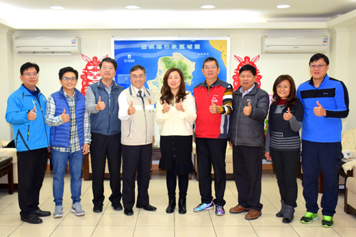 金門航空站主任洪念慈拜訪烈嶼鄉長洪若珊、鄉代表會主席方駿洋、副主席吳福全,共同研議提供烈嶼鄉親能與機場同步的登記機位候補方式。(許加泰攝)