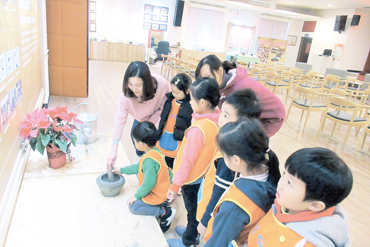 金鼎國小校長曾秀玲帶著幼兒園小朋友拜訪大同之家，做一次不一樣的校外教學。（大同之家提供）