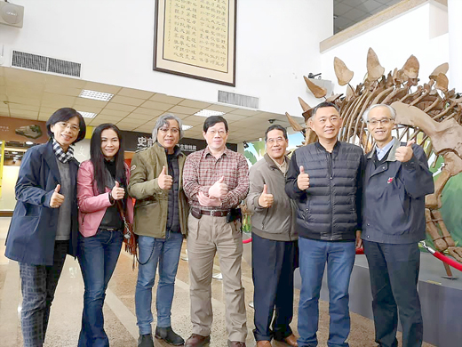 史前巨獸古生物特展，由國立台灣博物館展開巡迴展，（左二為陳淑娟、左三為策展人石尚企業創辦人蕭語富、左四為台灣博物館研究員林俊聰）。（詹宗翰攝）