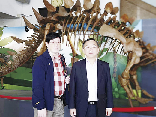 館長洪世佑（右）在研究員林俊聰（左）的解說下，參觀在金門的展覽。（詹宗翰攝）