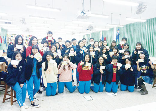 金門高中師生響應寫信馬拉松活動,為發生在其他國家的人之人權問題發聲。(金門高中提供)