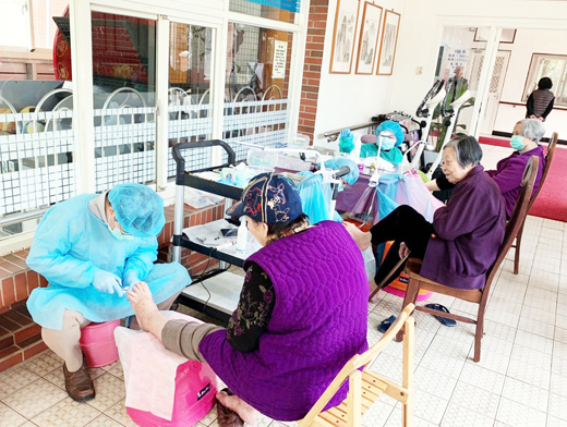 台北市醫甲館醫師,幫助本縣大同之家長輩,健檢指甲健康及處理指甲捲曲、變形及灰指甲等困擾問題。
(大同之家提供)