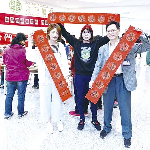春節將至，金門醫院舉辦「金豬報喜迎新春，名家揮毫贈春聯」活動。（陳冠霖攝）