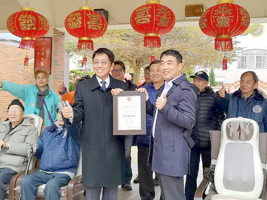 åæ·ä¼æ¥­ç¸½ç¶çæ´ªæ¯å¨ï¼åå³ï¼æè´å­å°ææ©æ¤çµ¦ééçç¤¾ç¦æ©æ§ï¼å¤§åä¹å®¶ç­é è´æè¬ççµ¦äºæ´ªç¸½ç¶çï¼æè¬å¶è®é·è¼©ååçåèº«é«è½ä¿æå¥åº·ãï¼è©¹å®ç¿°æï¼