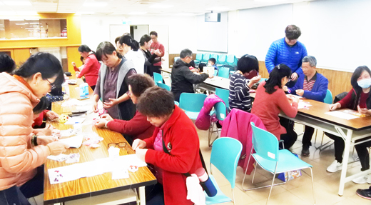 親子或祖孫動手一珠一線串出專屬的小豬燈籠,感受濃濃節慶氣氛。(陳麗妤攝/金沙鎮公所提供)