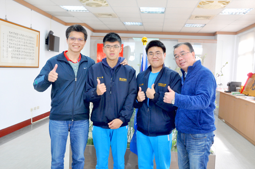 108年大學學測成績揭曉,國立金門高中校長廖俊仁昨偕2位拿高分的學生低調接受媒體採訪。(翁維智攝)