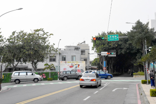 汽車行駛至交岔路口,其行進、轉彎,以及汽車停車、臨時停車等相關規定,在「道路交通安全規則」中有明確的規範。(莊煥寧攝)