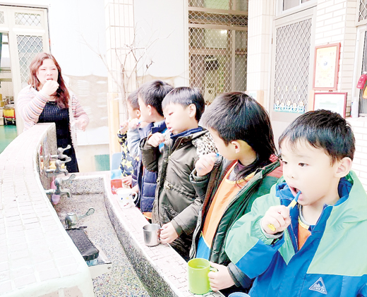 古城國小附設幼兒園，昨日在學校活動中心，辦理一場「我是刷牙高手」的衛生教育宣導活動。（古城國小提供）